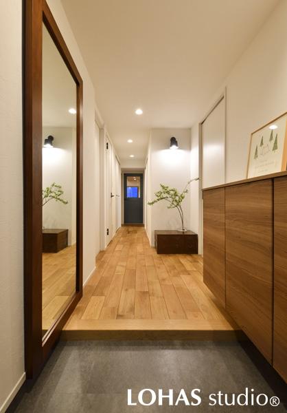 食料品から普段使いの消耗品など、ストック品をまとめて収納できるパントリーを作りました。ちょっとした書き物作業にも便利なデスクを造作して、より使い勝手をアップさせています。