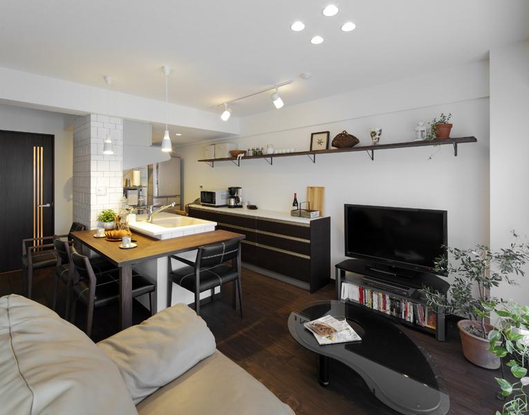 ダイニングで家族団欒をする機会の多いW様の生活スタイルに合わせ、キッチンそのものをダイニングテーブルに見立て、カウンターを設置。奥様が料理をしながらでもダイニングでくつろぐ家族とコミュニケーションが取れるように。