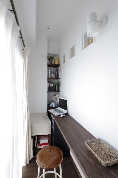 バルコニーに面した細長い空間は、ミシンやアイロン掛けができる家事スペースに。ガラスブロックを設置し、バルコニーから入る光を子ども部屋に届けてくれます。