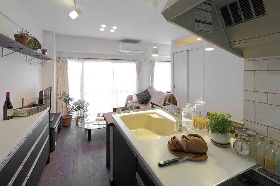 キッチンの周りを回遊できるように設計されたLDKは、限られた空間でもお互いの動線がぶつかってストレスを感じることなく移動することができるように。