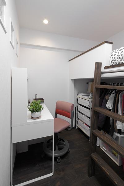 部屋数が増えたことで本来の収納スペースが減らないよう、子ども部屋にはロフトを造作し、下のスペースをクローゼットとして活用。空間を上手に使い、狭さを感じさせない空間に。