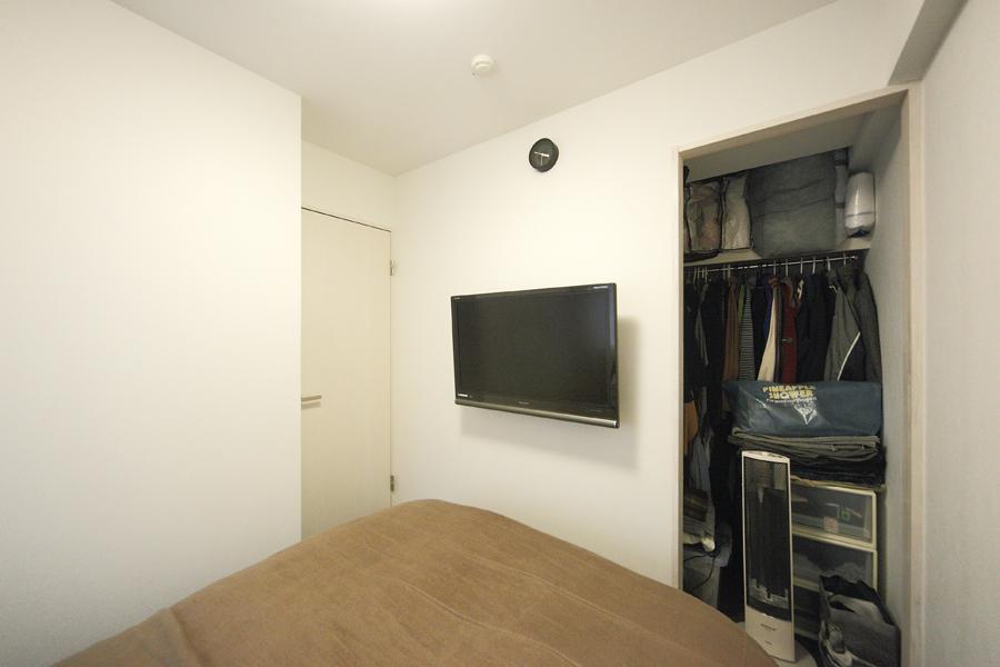 ホワイト系で統一された寝室はシンプルで、空間を広く見せてくれます。ウォークインクローゼットにすることで、奥行きを作り収納力をアップさせました。