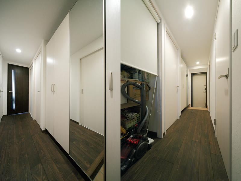 白い壁にダークブラウンの床が映える廊下には、大容量の収納を設けたほか、嵩張る物を収納するのに便利な納戸も設置。ロールスクリーンで目隠しをすることで、物を収納しやすくなっています。