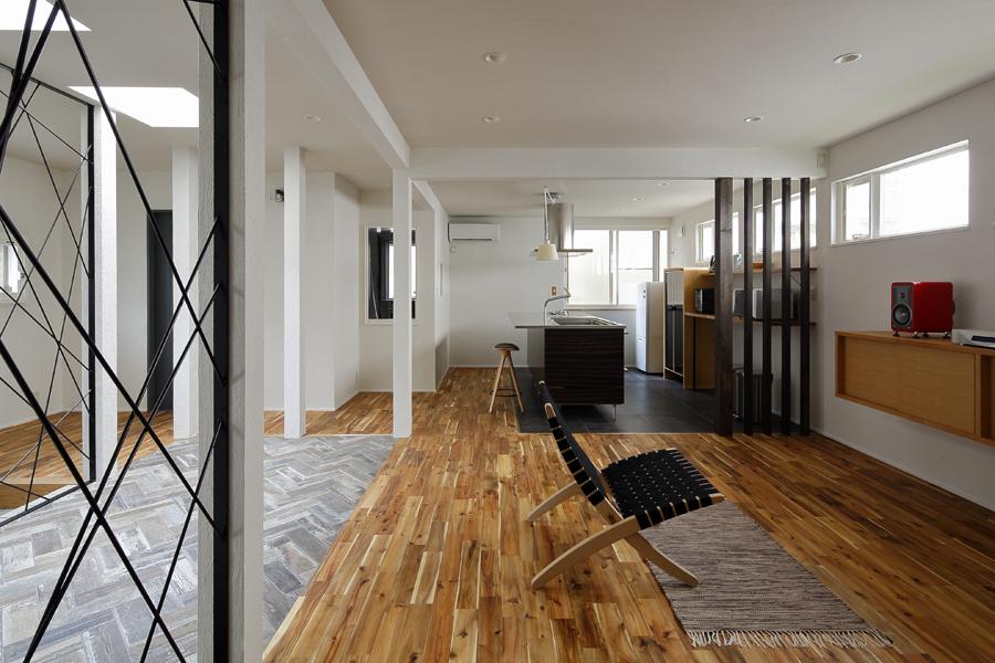 4LDKをワンフロアにまとめた 大きなLDKです。個室を造らずに色や柱・天井の凹凸などの工夫でコーナーを視覚的に区別しました。床はアカシア無垢材・壁は珪藻土です。