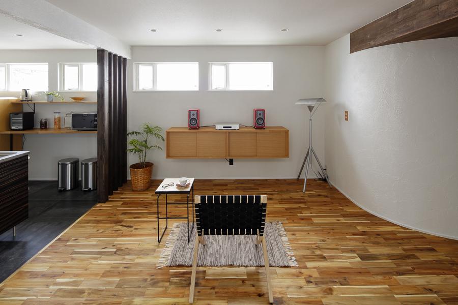 ナラ材の収納ボックスと対面するダイニング兼音楽鑑賞ルームです。艶やかな白壁は珪藻土 天井はエコクロスです。防犯と外を気にせず過ごせるように掃き出し窓を無くし高い位置に窓を再計画。