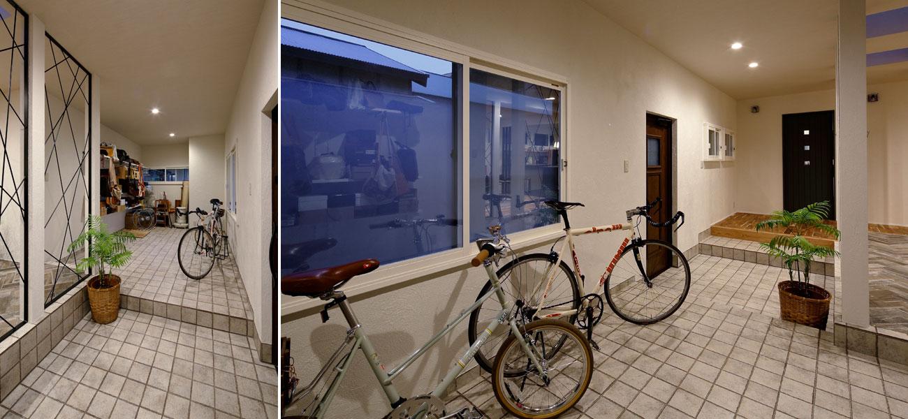 白基調のシューズクロークと玄関です。自転車が数台置ける広い床は水や泥に強いタイル敷。窓は断熱効果のあるインナーサッシを施工しました。クロークとの境には目隠し用のウッドブラインドを設置しています。