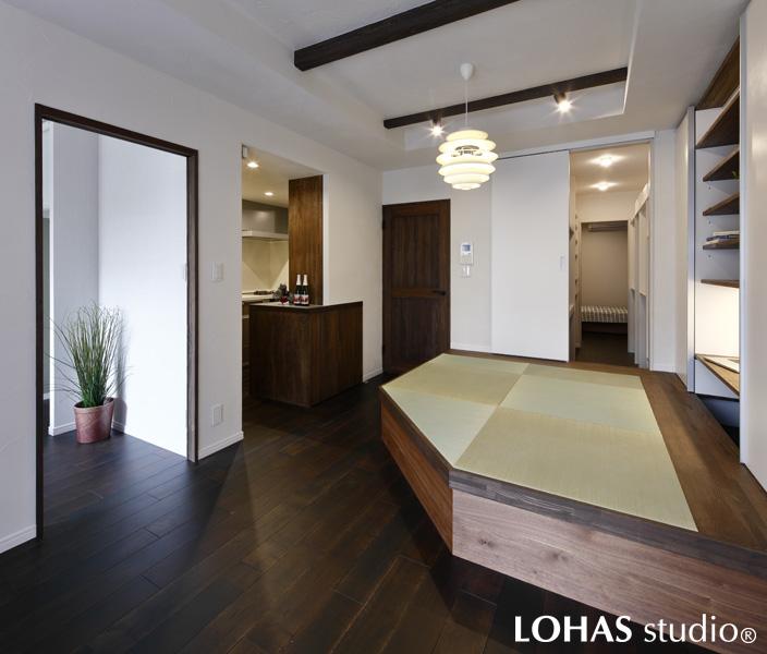 小上がりが印象的なLDKです。床に使用されているレトロブラウンの深い色合いが、壁に施工した珪藻土の塗りパターンにベストマッチ。垢ぬけた和モダンの空間が生まれています。