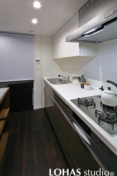 設備を一新させ、ホワイトで清潔感にあふれるキッチンの様子です。扉の開閉に必要なスペース確保が難しくても、ロールスクリーンなら場所を取らず目隠しができてオススメです。