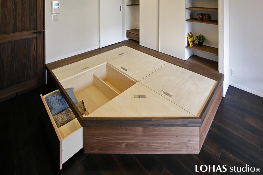 小上がりの畳を外すと、なんとそこには大容量の収納スペースが。シーズン毎にしか使わないような使用頻度の少ないモノを入れるのにも適しています。