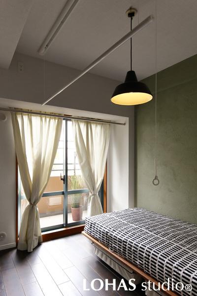 洋室には室内用の物干しユニットを新たに施工。花粉症の時期や、雨が続いてなかなか外に干せないような日には重宝します。使わない時は天井へ格納することでスッキリ。