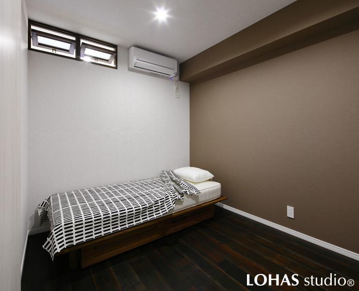 アクセントカラーの壁色が落ち着いた様子の洋室です。部屋の一部を玄関隣のS.I.Cにしたため、窓がなくなってしまった代わりに欄間窓を設置。自由に開閉できるので換気や採光も気軽に行えます。