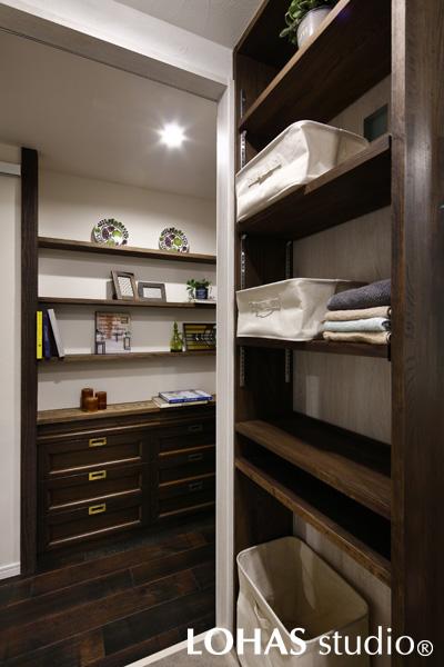 Kさまのご要望にあった身の丈ほどの食器棚は、大胆にも上部をカット。廊下の途中にぴったりと納めたことで、綺麗な造りを損ねることなく空間に馴染ませました。