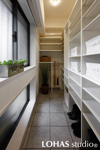 玄関に入ってすぐそばにある土間収納です。壁をふんだんに使って大容量の収納を確保！野球部で活躍されているというお子様のために、専用のバット掛けをオーダーメイドして取り付けています。モノの定位置が決まっていると片付けやすく、習慣にもなるので良いことづくめですね。