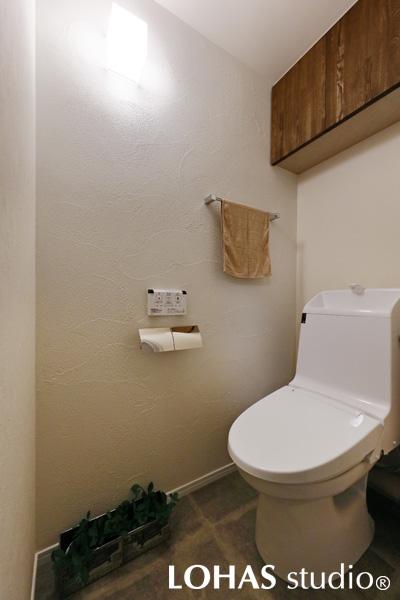 あたたかみのあるナチュラルなトイレです。壁には珪藻土を施工しているため、気になりがちな臭いの問題も解決。みんなが安心して快適に使えるトイレとなりました。