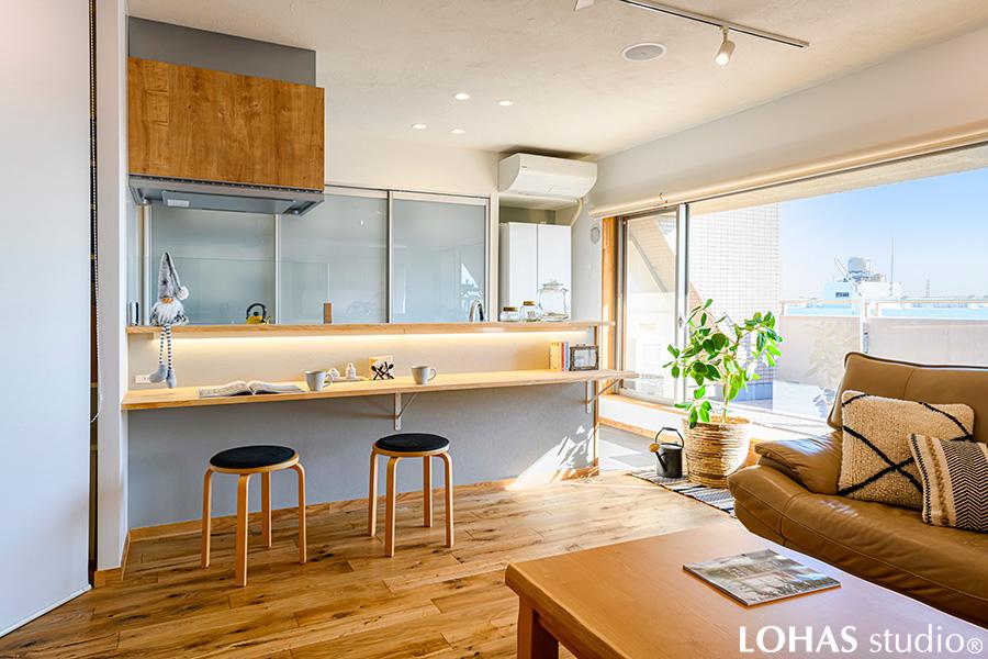 オープンキッチンではなく、腰壁を高めに造作して手元は隠すスタイルに。カウンターを二段設けて、上段は配膳時に大活躍、下段は軽食や勉強場所に。お料理をしながらお子さまの勉強を見てあげられます。