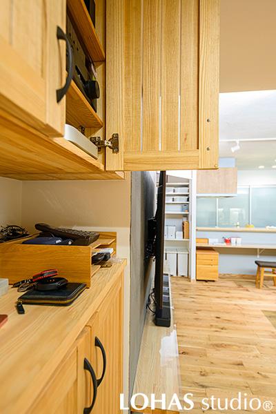 オーディオは専用の棚にまとめて収納。オーディオ類は熱をもつので、扉に縦のスリットを入れて、ほこりもよけつつ、放熱もできるよう工夫しています。テレビは壁掛けに。配線類はせっかくのシンプルなお部屋を雑然とさせてしまうので、防音効果を高める断熱材と一緒に壁の中に隠ぺい。