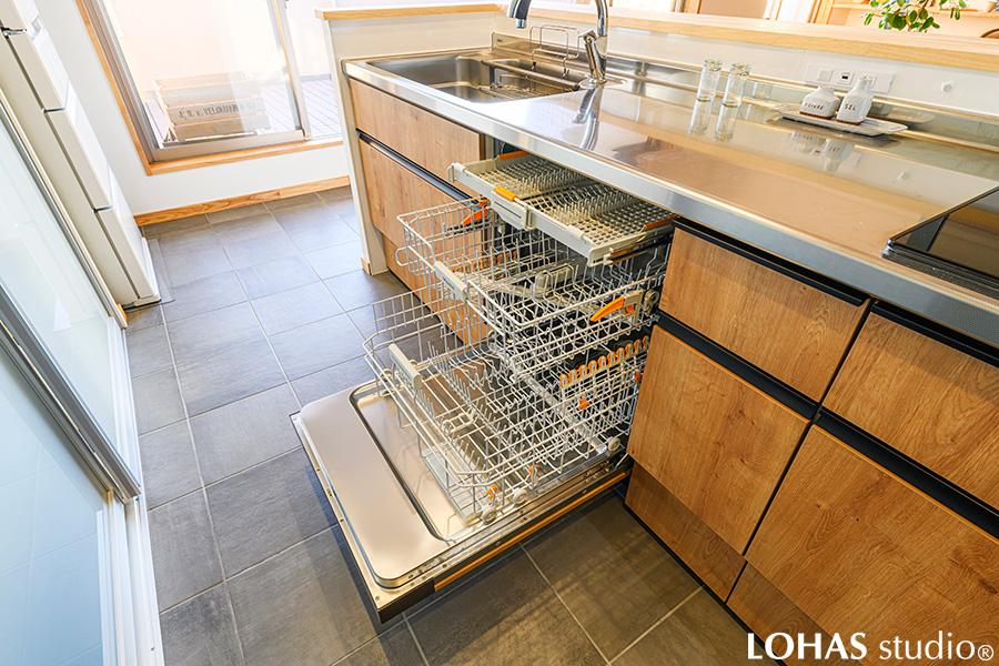 ご家族が多くドイツ製のミーレの食洗機を必須でご希望されていたUさま。日本製のシステムキッチンに、幅60cmのフロントオープンタイプを組み込みました。