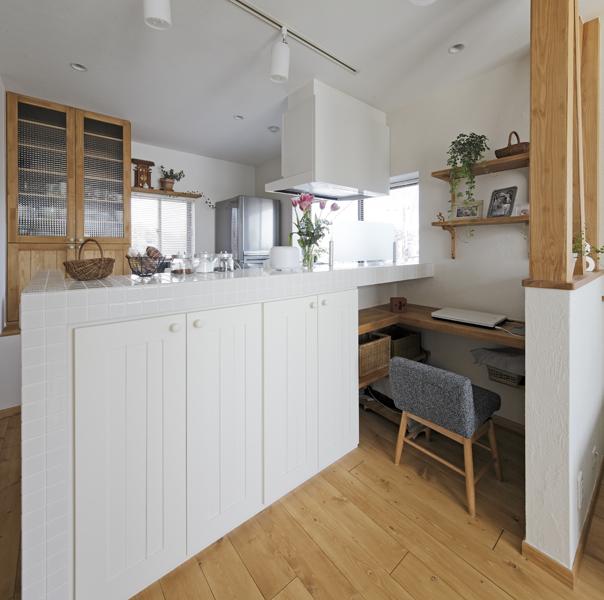 キッチン背面にはスペースにきっちり収まる食器棚を造作しました。構造柱に造った腰壁を活かしてキッチンカウンターとの間に囲みを造り落ち着くワークスペースをご用意。建具と同じ素材づかいで室内に自然と馴染みます。