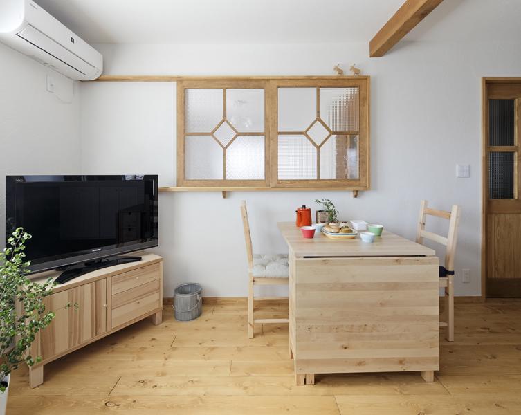 LDと寝室間に造作した引き込みタイプの室内窓です。窓の効果で閉塞感はなく光を通したホッとする空間を演出。壁沿いに棚やグリーンを並べたりと家具選びも楽しそう。窓ガラスは柄の違う素材をチョイス。窓枠は提案プランからお好みのデザインをご採用されました。