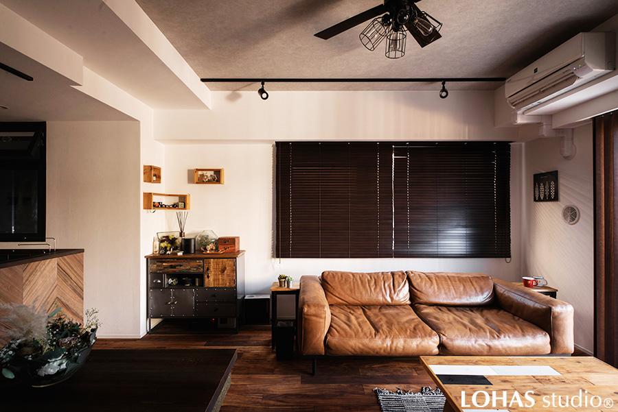 深い味わいのブラウンの色合いをベースにした、落ち着いた印象のLDKです。壁面にはベーシックな塗り調の壁紙を選択し、無骨な照明や重厚感のあるソファを引き立てます。家具も高さを抑えることで、より空間に広がりが生まれました。