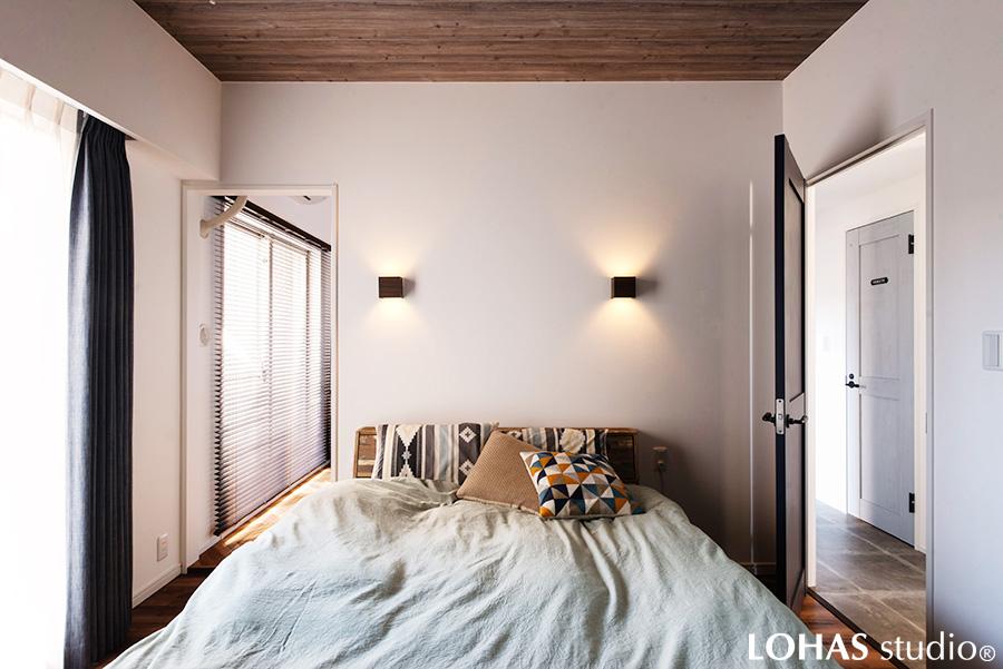 アトリエから続く部屋は主寝室には、ブラケットライトとコンセントを両サイドに独立させて設けました。眠りにつく前の時間を、ご夫婦がそれぞれお好きな過ごせるように工夫しています。