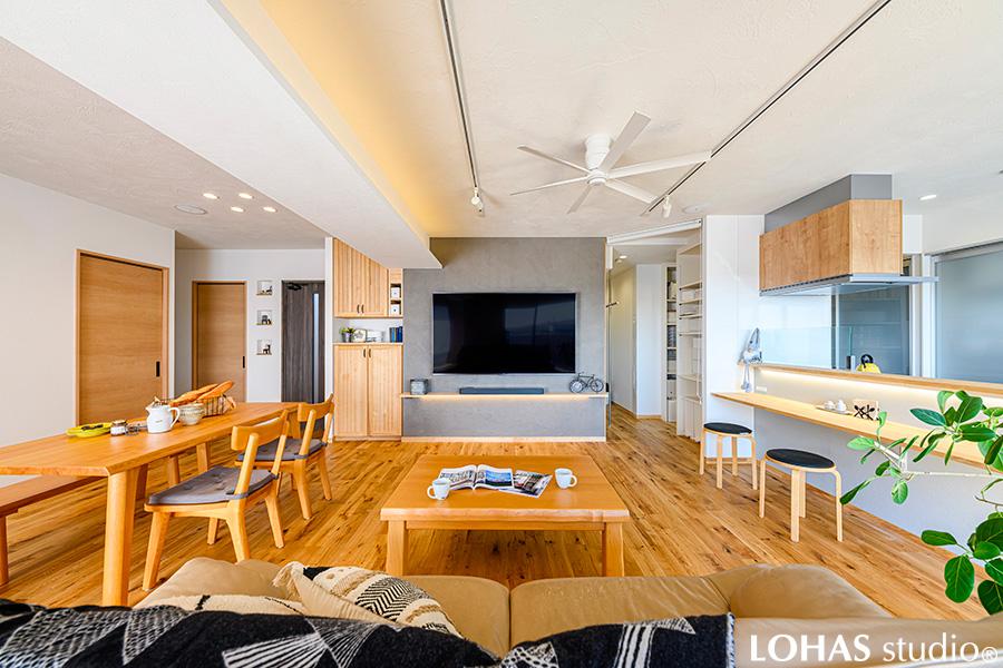 シンプルながらも洗練された空間となるように、カラーや柄ではなく照明でアクセントをつけました。ジャマだった大きな梁にもあえて間接照明を設え、主役級の役割を持たせました。色味や強弱を調整できるので、同じ空間でも気分や用途によって異なったアクセントを愉しめます。