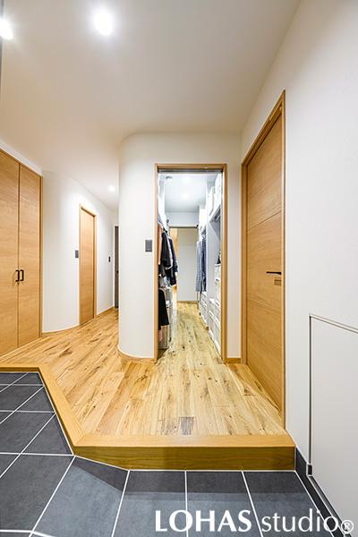 玄関を入ると、正面右手は大容量のファミリークローゼット。こちらは生活動線なので普段は扉を閉めていますが、リビングからぐるりと回遊でき、どの部屋からもアクセスしやすくなっています。洗濯物はここに持ってくれば全員分が収納できるので家事動線も効率的◎