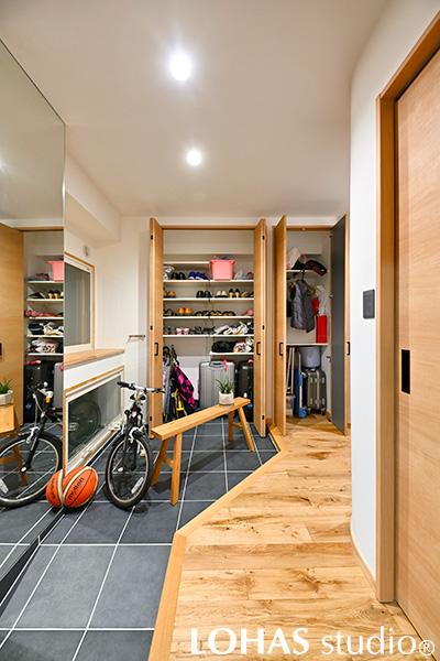 玄関にも大容量の収納を。外で使用する靴や傘、スーツケースは玄関からそのままシューズクローゼットへ。靴を脱いで上がった廊下には、コート掛け収納を作りました。コートハンガーは手前に引き出せるので、取り出しやすくなっています。