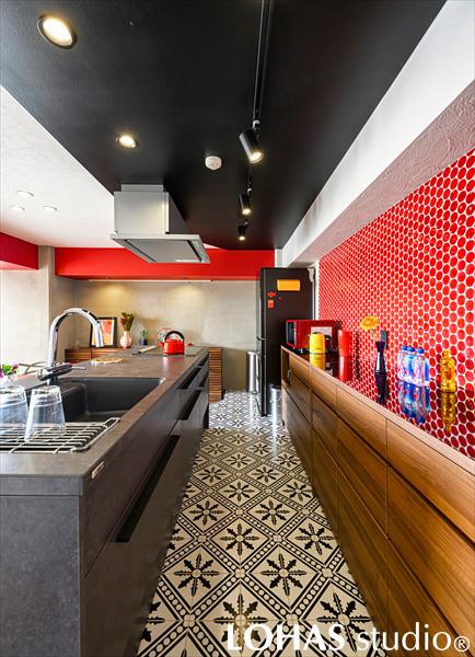 部屋の中心に据えたのはLIXIL製のセラミックトップキッチン。主役となったこのキッチンに合わせてゆく形で部屋づくりが進んでいきました。後ろの壁一面にはタイルを施工。丸い鮮やかなタイルにしたことでポップさが増し、とても良いアクセントになったと好評いただきました。