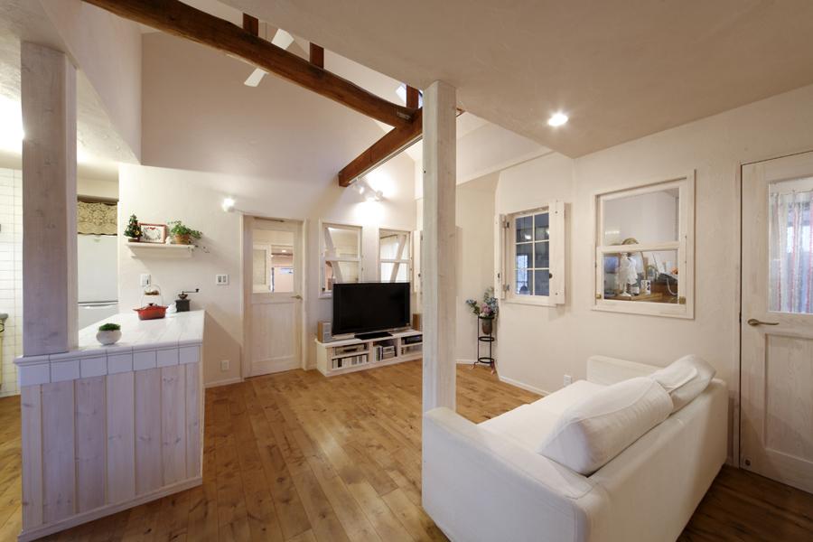 調湿効果のある珪藻土を塗装した白トーンのLDKです。内階段をふさいぎ床面を確保、階段を囲む壁を無くして広さも生まれました。床は天然オイルで仕上げた艶の美しいバーチ材を採用。構造的に必要な柱は白塗りして化粧柱のように演出 ゆるやかに視線を分けてアクセントにも。