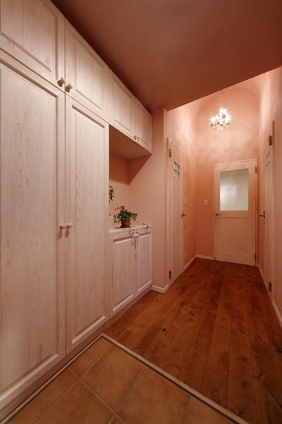 1階からの室内階段を無くし 外階段を増築して造った子世帯用の玄関です。西側にあった洋室をパブリックスペースに改装し玄関・水まわりを集約しました。壁に面を揃えて収納スペースをたっぷり確保。ハンドメイドな温かさみのあるインテリアに癒されます。