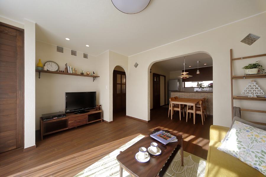 白基調の明るい室内 珪藻土とインナーサッシで断熱性能が向上したLDKです。可愛らしい小窓が隣り合う空間にも光を届けます。