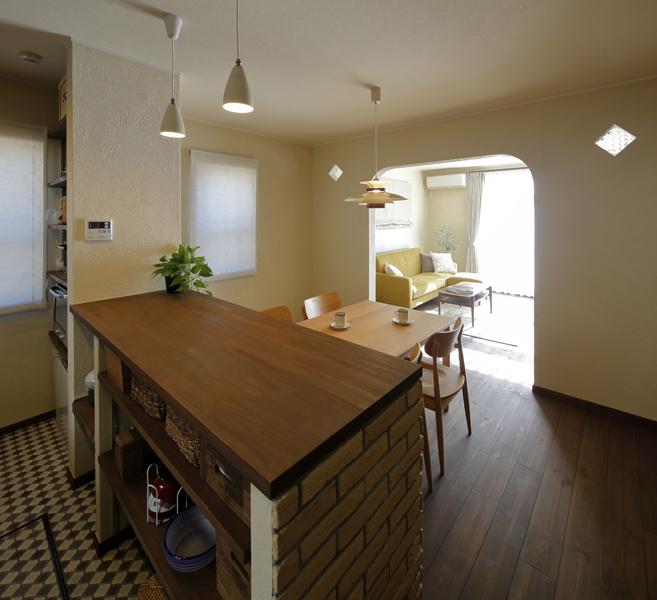 オープンな開口部でリビングとつながるダイニングです。小窓から光が漏れて穏やかな明るさ。作業台としても十分なサイズのカウンターが並びます。
