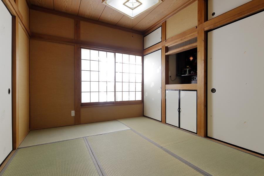 新しい畳の香が立つ清々しい和室です。築30年の埃を払い 柱を磨き 建具を交換。 慣れ親しんだ間取りはそのままで さっぱりと新たな印象に。 耐震補強で安心の室内。