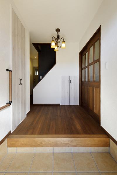 手すりを設置したバリアフリー仕様の玄関です。防犯対策に玄関ドアを交換しました。下駄箱を撤去してスペースを広げ、廊下に収納を用意。