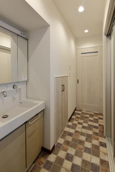 コンパクトな空間を無駄なく使った脱衣室を兼ねる洗面室です。既存と同じ位置ですが向き・大きさを変えて使いやすさと動線性能をアップ！