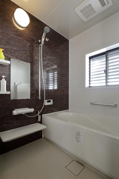 手すりやバーを設置したバリアフリーの浴室です。ヒヤッとしない床材で お掃除も楽々です。面格子で防犯対策を実施。LOW-eを施工して断熱遮熱性も向上。