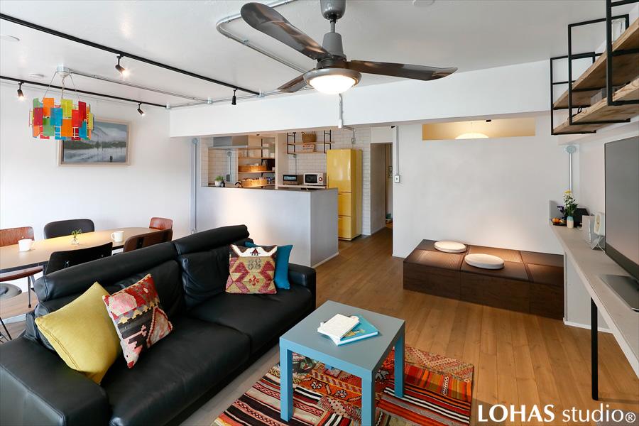 比較的天井高さを確保するのが難しい団地リノベ。今ある天井高をできるかぎり下げないために、天井配線はあえて露出で計画しています。
鉄管の素材そのままの無骨さは、まさに男前の格好よさ！そこへお施主様にお持ち込みいただいた家具や小物が入ることで「格好いい（男前な）」✕「エレガント（女性的な）」の絶妙なバラ