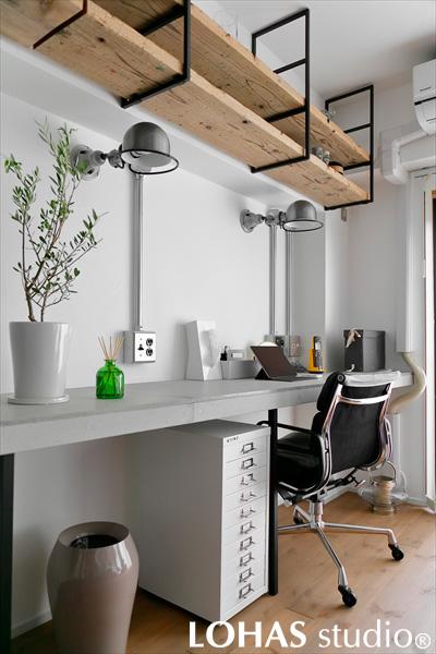 リビングの一角には長いワークカウンター兼TVボードを造作しました。本来外周りに使う「セルフレックス」という強度の高い素材を使用し、どこかモルタル天板のようにも見える面白い素材感はインダストリアルテイストによく馴染みます。