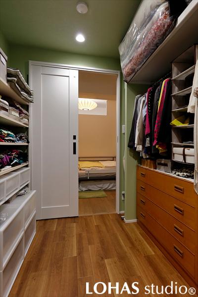 リビングから直接つながる寝室の隣には、大きなウォークスルークローゼットをお作りしました。
お母さまが長年使われているタンス2竿を置き、その他にパイプハンガーや収納棚も新設。ご家族分の衣類がまるごと仕舞える、大容量クローゼットになりました。