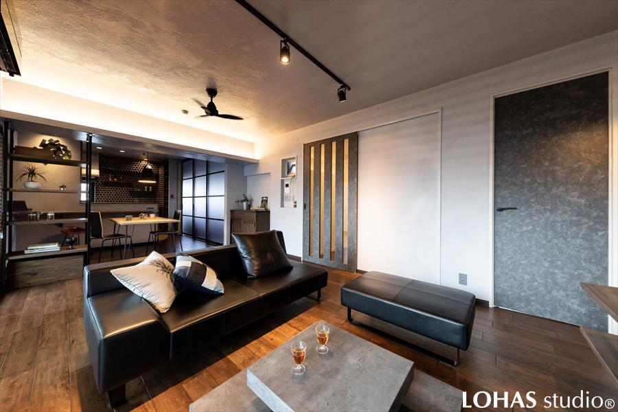 シルバーカラーの漆喰でシックな仕上がりとなったリビングです。廊下との間を仕切るのにスリットガラスの引き戸を採用し、一層広がりを感じられる空間となりました。