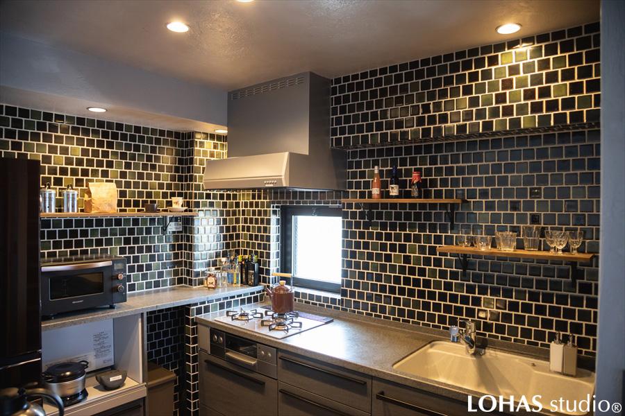 キッチンには映えるタイルを一面に施工しました。馬目地と呼ばれる半分ずつずらして貼る方法を用い、リズミカルな印象を出しています。