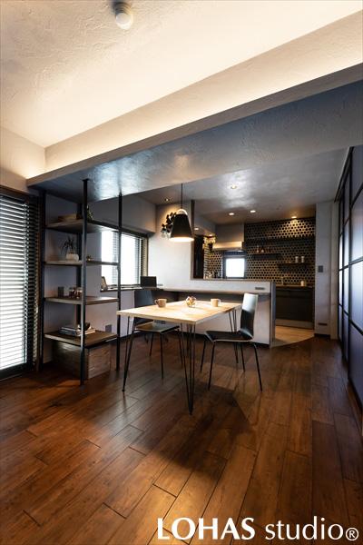 緩やかにゾーニングされたダイニングキッチン。キッチンカウンターはL字型に作り、ちょっとした書き物などにも便利なスペースをお作りしました。天井には間接照明を複数設置し、ラフに施工した漆喰の質感が楽しめるようになっています。