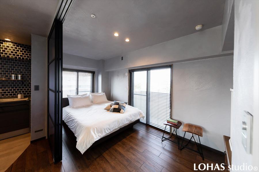 区切られた先にはシンプルなベッドルームが。2方向の窓からは光と風が入り込みます。スクリーンパーティションは光と気配をやわらかく透過・遮断し、ほどよいプライベート感を作ります。