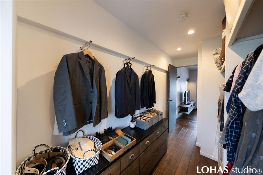 ゆったりと余裕のあるウォークインクローゼットです。ただ仕舞うだけではなく、お気に入りの衣類を魅せながら並べる、ワクワクするつくりとなりました。