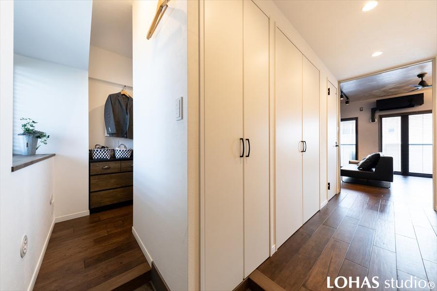 玄関からはリビングとウォークインクローゼットの2方向から移動出来るようにお作りしています。ぐるりと回遊出来て便利だだけでなく、空気も気持ちよく流れます。