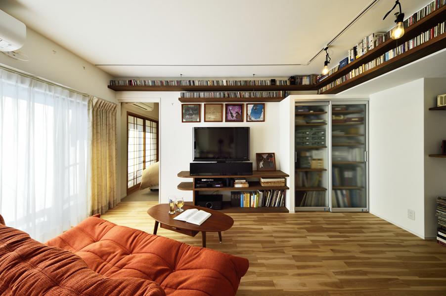 天井を縁取る「梁」が印象的なリビングです。『CDを見せて収納したい』ご要望にお応えしました。ディスプレイ用の棚には1000枚以上のCDが並びます。建具やテレビボードもS様のこだわりを反映した造作家具です。