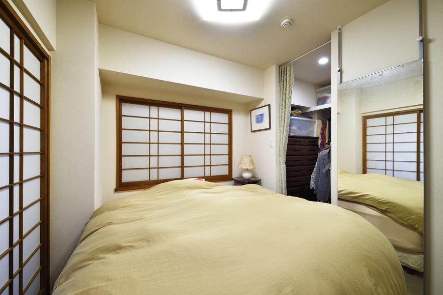 元和室をモダンな装いの洋室に変えた主寝室です。押入れと居室の一部を使ってタンスも入る大きめサイズのWICを造作しました。カーテン式の間仕切りでスペースを節約！囲まれ感のある調度良い広さで落ち着きます。