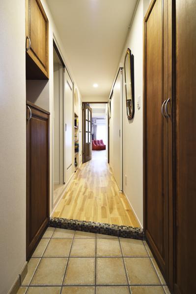 リビングへ続く玄関です。廊下から入る子ども室・洗面室への扉は開き戸から引き戸に交換しました。通路が塞がれる心配がないため常に扉を開けていても大丈夫。湿気がちな洗面室や玄関に風を通します。