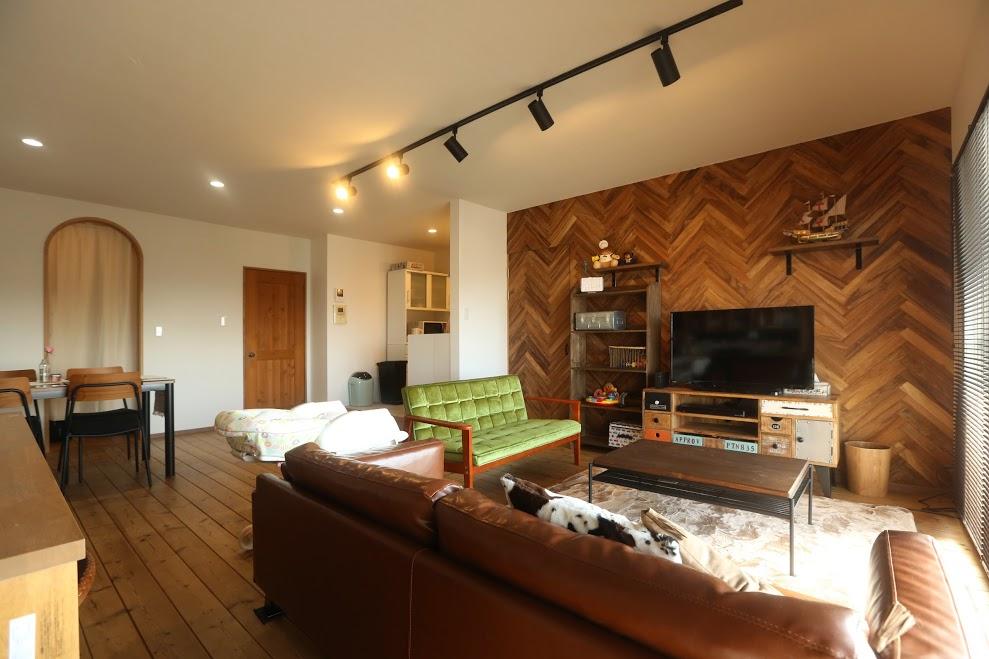 鮮やかな色味は使わず、落ち着いたトーンにすることで
大人の上質な空間が完成。

家具・小物で魅せるリビングルームに
スポットライトが室内を明るく照らす。